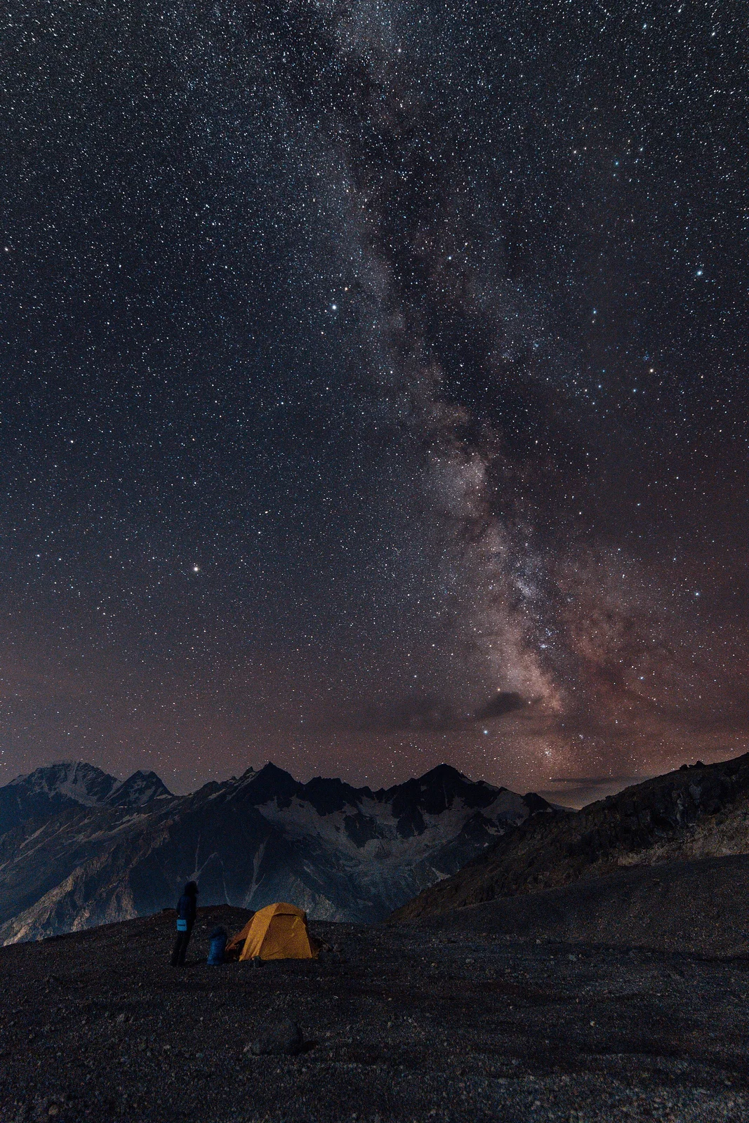 厄尔布鲁士山地区的银河与山间夜色