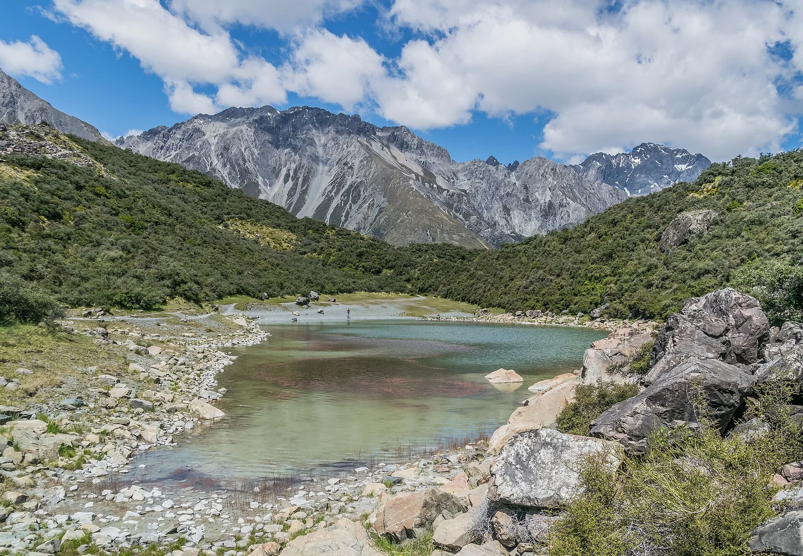 新西兰库克山国家公园的雪峰和蓝湖