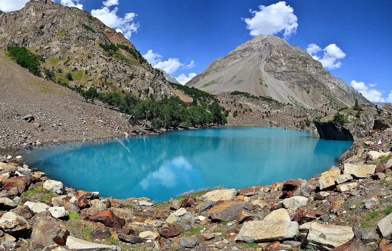 巴基斯坦纳尔塔山谷中深蓝色的冰川湖与山岭